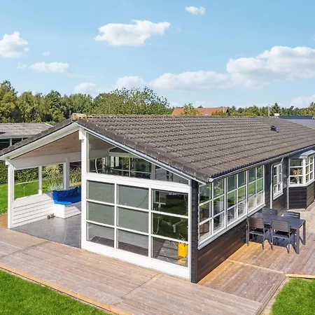 Stunning In With Kitchen Holiday home